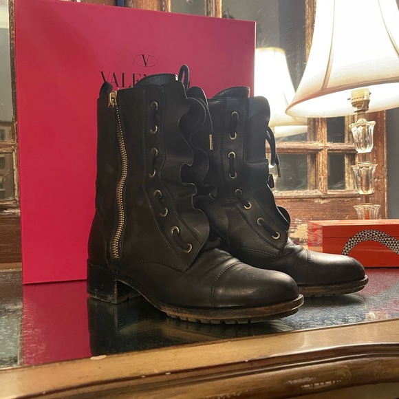 Valentino Black Calfskin Leather Ruffle Combat Boot Sz.38 - Picture 2 of 11